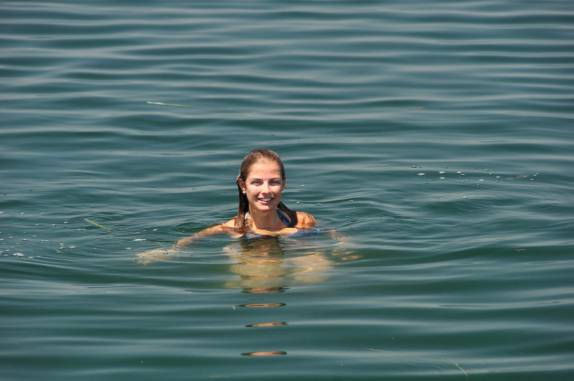 Refrescando-se no lago Petén, em Flores, na Guatemala